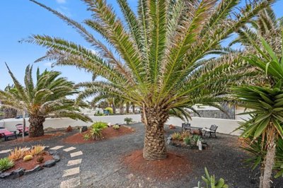 Corner villa with heated pool in sought-after La Goleta