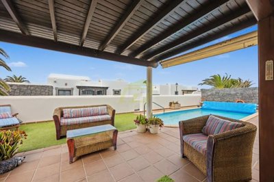 Corner villa with heated pool in sought-after La Goleta