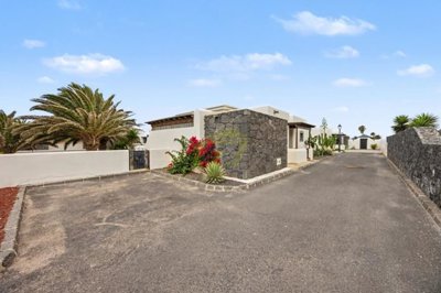 Corner villa with heated pool in sought-after La Goleta