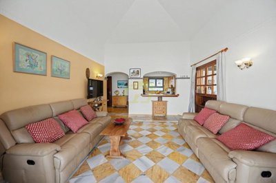 Corner villa with heated pool in sought-after La Goleta