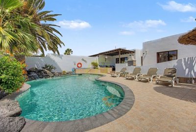 Exclusive property, heated pool, guest annex, walk to town.