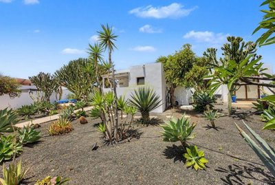 Exclusive property, heated pool, guest annex, walk to town.