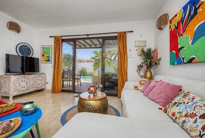 Exclusive property, heated pool, guest annex, walk to town.
