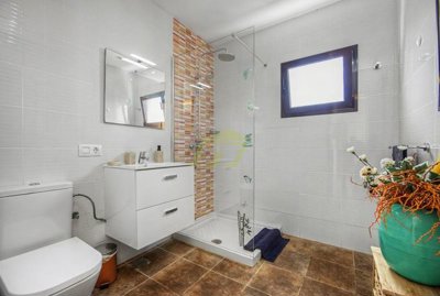 Exclusive property, heated pool, guest annex, walk to town.