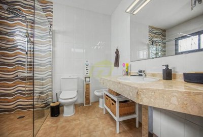 Exclusive property, heated pool, guest annex, walk to town.