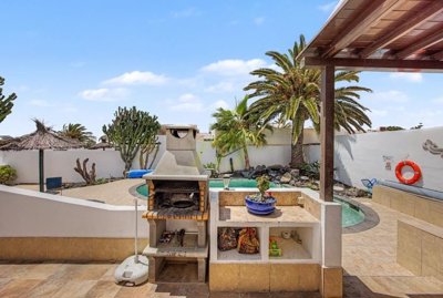 Exclusive property, heated pool, guest annex, walk to town.