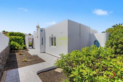 Rare opportunity of a 2 bedroom detached villa close to the beach