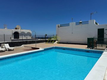 Top floor 1 bedroom apartment with a communual swimming pool