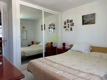 Top floor 1 bedroom apartment with a communual swimming pool