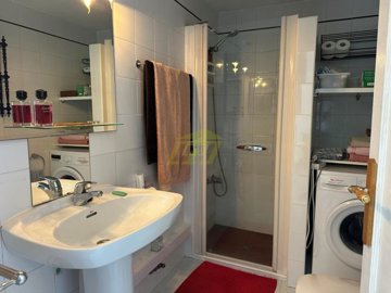 Top floor 1 bedroom apartment with a communual swimming pool
