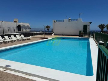 Top floor 1 bedroom apartment with a communual swimming pool