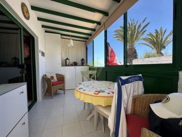 Top floor 1 bedroom apartment with a communual swimming pool
