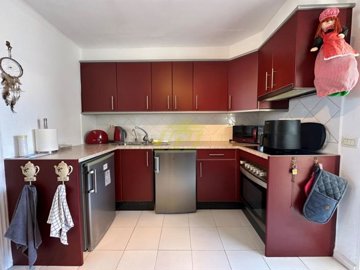 Top floor 1 bedroom apartment with a communual swimming pool