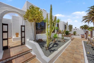 Exclusive villa with Manrique-style pool in Costa Teguise