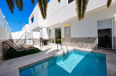 Stunning villa close to the beach with double garage, roof terrace and private pool