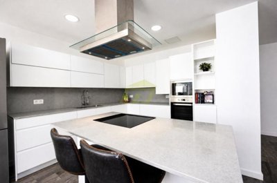 Stunning villa close to the beach with double garage, roof terrace and private pool