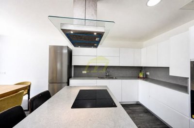 Stunning villa close to the beach with double garage, roof terrace and private pool