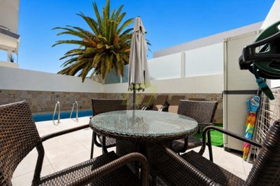 Stunning villa close to the beach with double garage, roof terrace and private pool