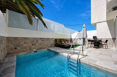 Stunning villa close to the beach with double garage, roof terrace and private pool