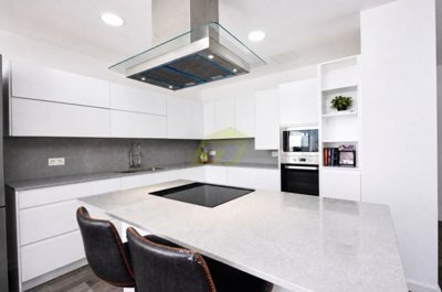 Stunning villa close to the beach with double garage, roof terrace and private pool