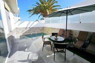 Stunning villa close to the beach with double garage, roof terrace and private pool