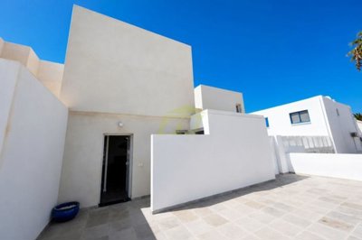 Stunning villa close to the beach with double garage, roof terrace and private pool