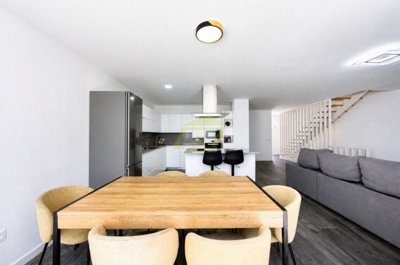 Stunning villa close to the beach with double garage, roof terrace and private pool