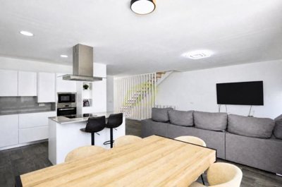 Stunning villa close to the beach with double garage, roof terrace and private pool