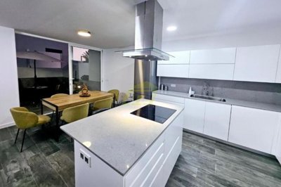 Stunning villa close to the beach with double garage, roof terrace and private pool