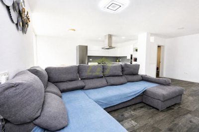 Stunning villa close to the beach with double garage, roof terrace and private pool