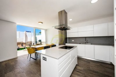 Stunning villa close to the beach with double garage, roof terrace and private pool