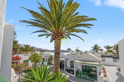 Fully renovated apartment with communal pool in great location