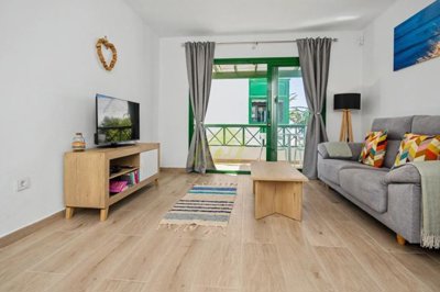 Fully renovated apartment with communal pool in great location