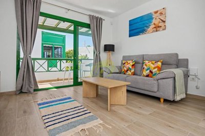 Fully renovated apartment with communal pool in great location