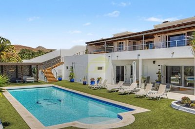 Luxury Villa in Puerto Calero with Panoramic Sea Views & Heated Pool