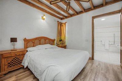 2 bedroom, 3 bathroom duplex with sea views and access to communal swimming pools and restaurants