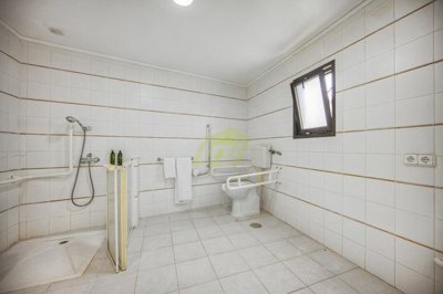 2 bedroom, 3 bathroom duplex with sea views and access to communal swimming pools and restaurants