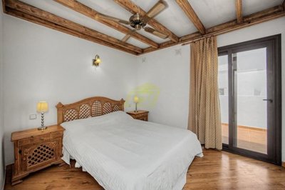 2 bedroom, 3 bathroom duplex with sea views and access to communal swimming pools and restaurants