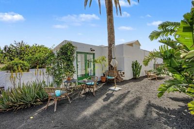 6 bedroom 5 bedroom Canarian home in charming town of