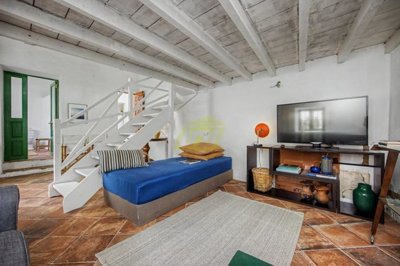 6 bedroom 5 bedroom Canarian home in charming town of