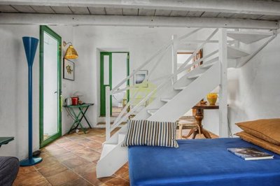 6 bedroom 5 bedroom Canarian home in charming town of