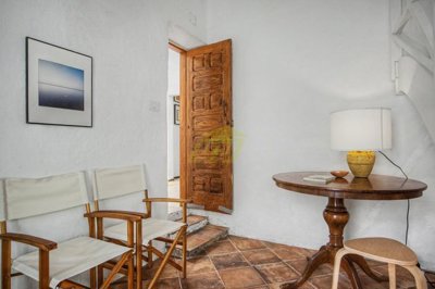 6 bedroom 5 bedroom Canarian home in charming town of