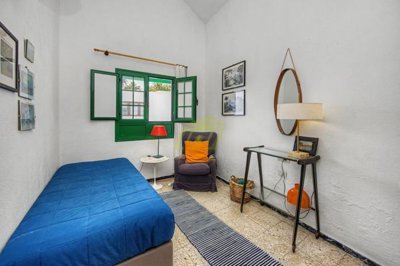 6 bedroom 5 bedroom Canarian home in charming town of