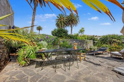 6 bedroom 5 bedroom Canarian home in charming town of