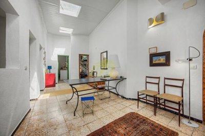 6 bedroom 5 bedroom Canarian home in charming town of