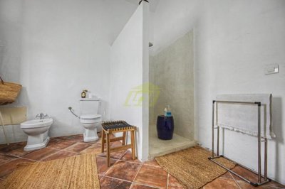 6 bedroom 5 bedroom Canarian home in charming town of