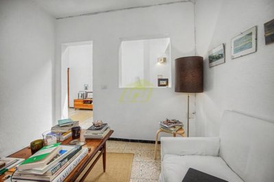 6 bedroom 5 bedroom Canarian home in charming town of