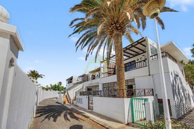 Bright two-bedroom apartment with large south-facing terrace near the beach
