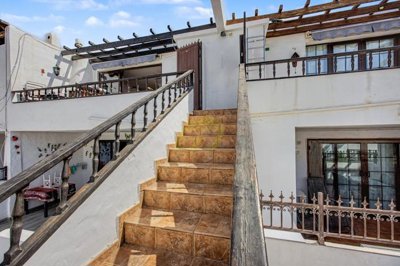 Bright two-bedroom apartment with large south-facing terrace near the beach