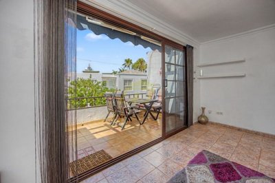 Bright two-bedroom apartment with large south-facing terrace near the beach